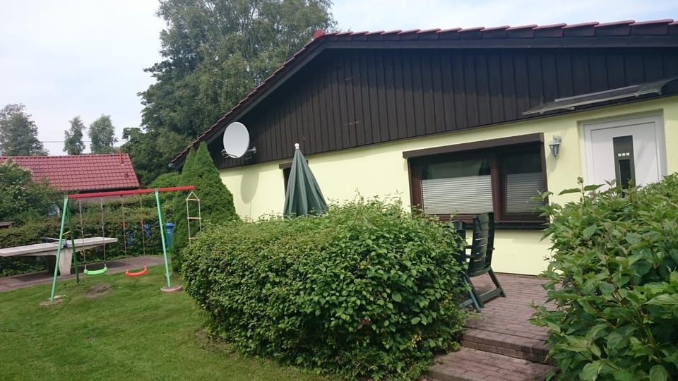 Property building, Facade/entrance, Garden, Family