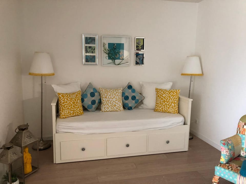 Amazing Beach & Pool Apartment with Garden House in Sesimbra