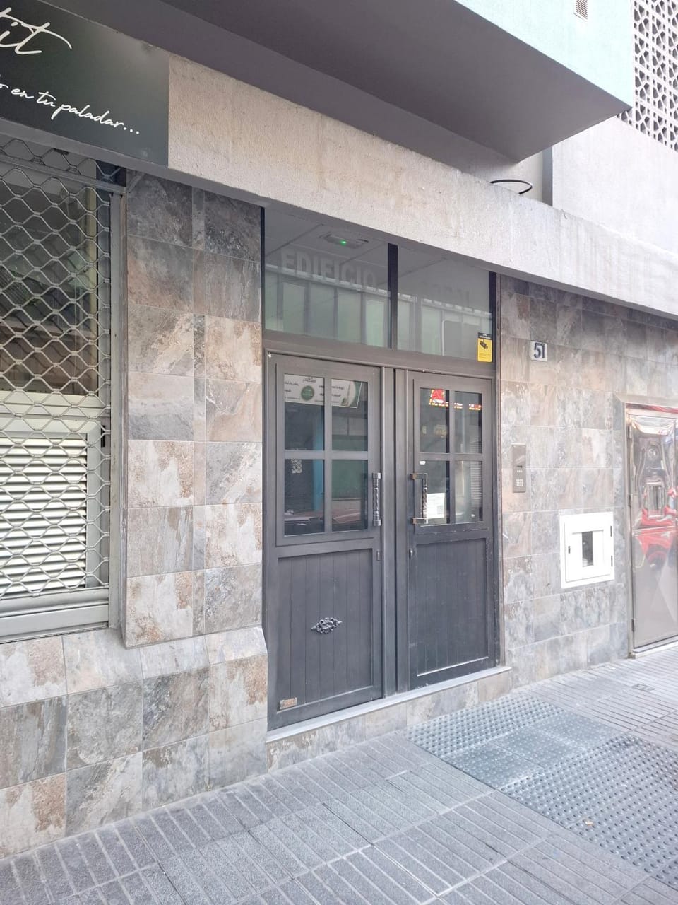 Facade/entrance