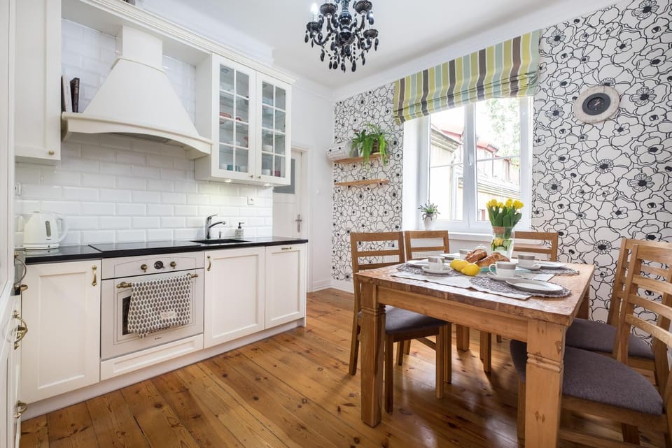 Kitchen or kitchenette, Dining area