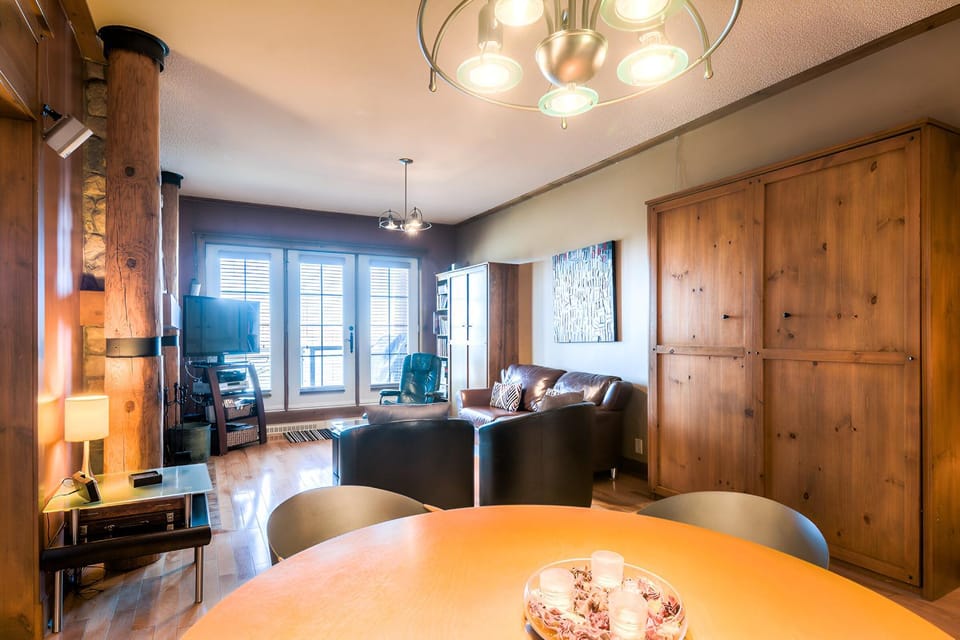 Bed, Living room, Seating area, Dining area