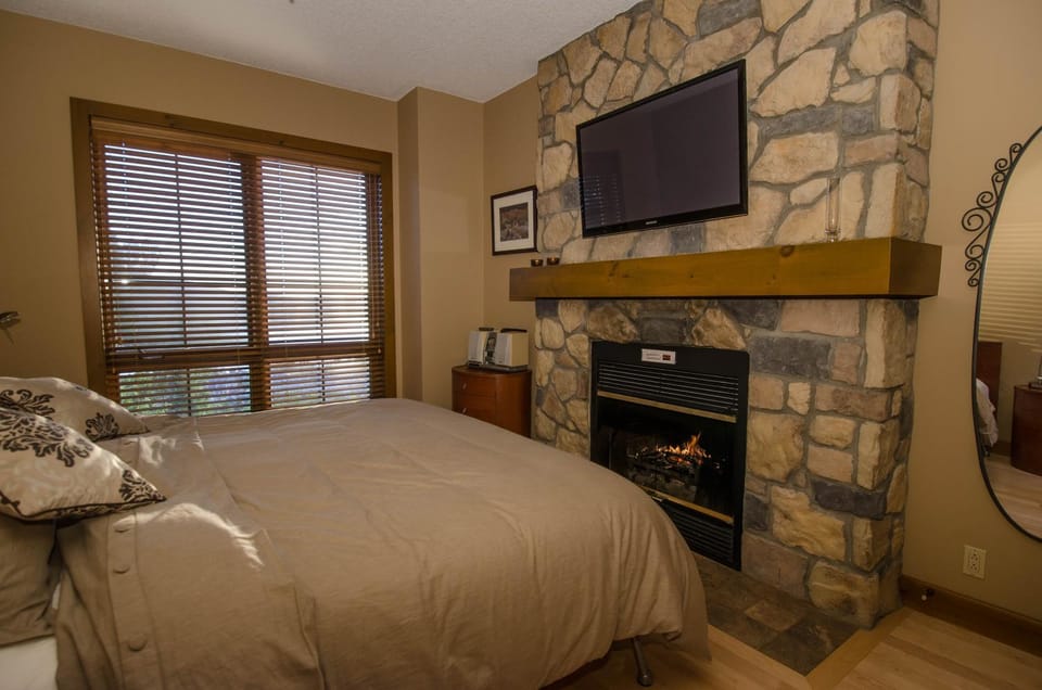Bedroom, City view, Lake view, Mountain view