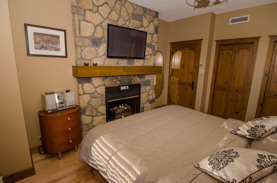 Bed, TV and multimedia, Bedroom, fireplace