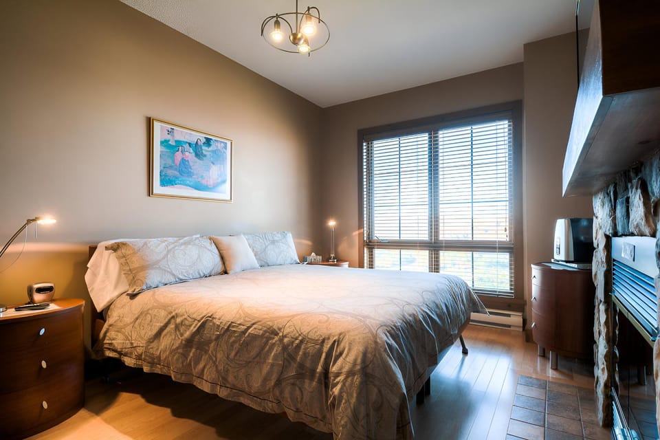 Bed, Bedroom, fireplace