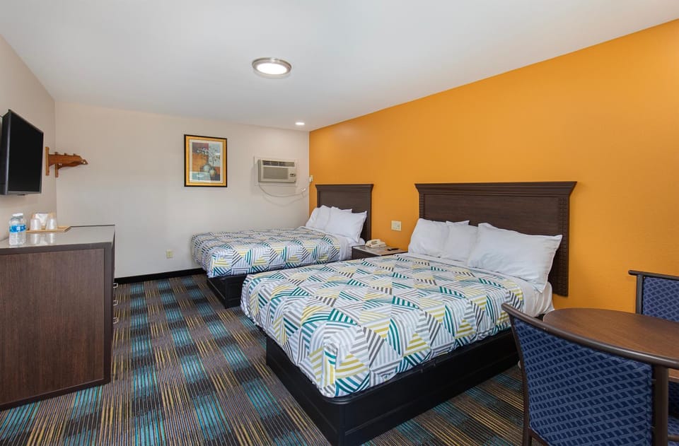 Bed, TV and multimedia, Photo of the whole room, hair dresser