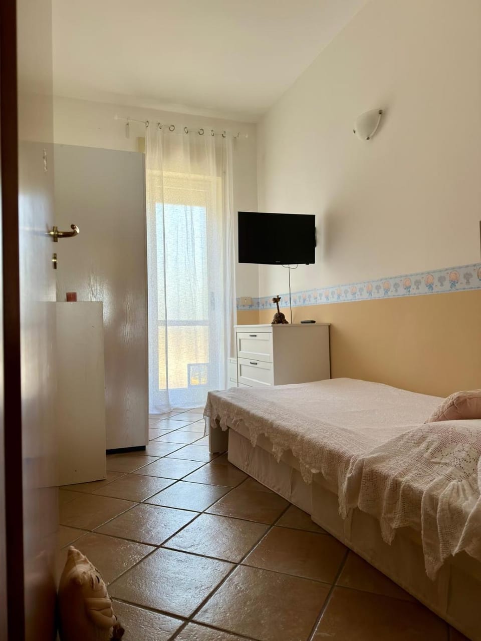 Bed, TV and multimedia, Photo of the whole room, Evening entertainment, Bedroom, towels
