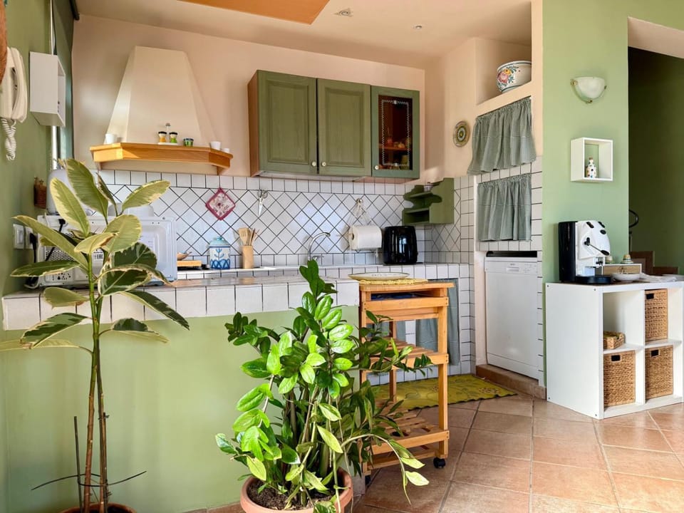 Coffee/tea facilities, Kitchen or kitchenette, Dining area, dishwasher, oven, stove, toaster