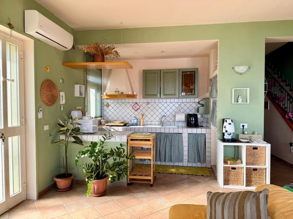 Kitchen or kitchenette, Dining area, oven, stove