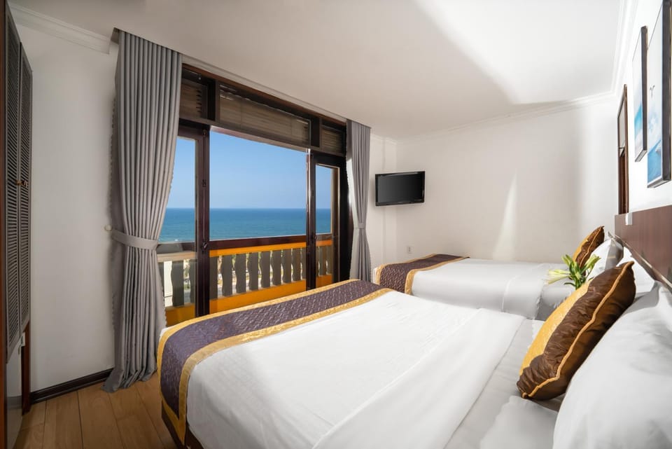 Bed, Natural landscape, TV and multimedia, View (from property/room), Balcony/Terrace, Photo of the whole room, Evening entertainment, Bedroom, Sea view