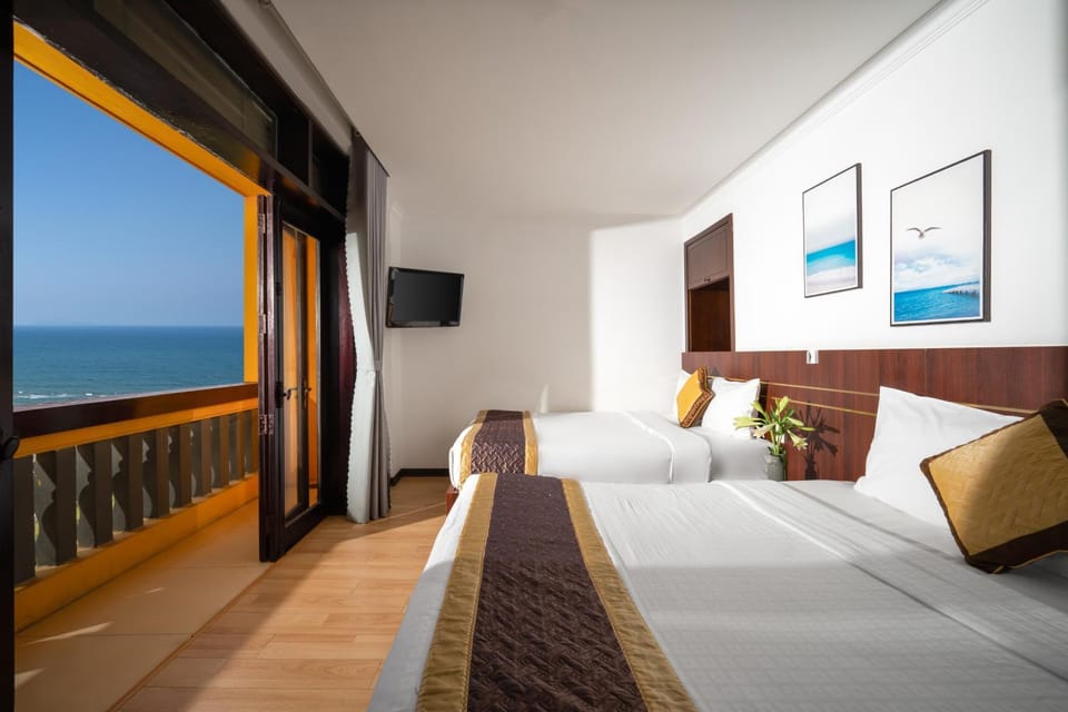 Bed, Natural landscape, TV and multimedia, View (from property/room), Balcony/Terrace, Living room, Photo of the whole room, Bedroom, Sea view