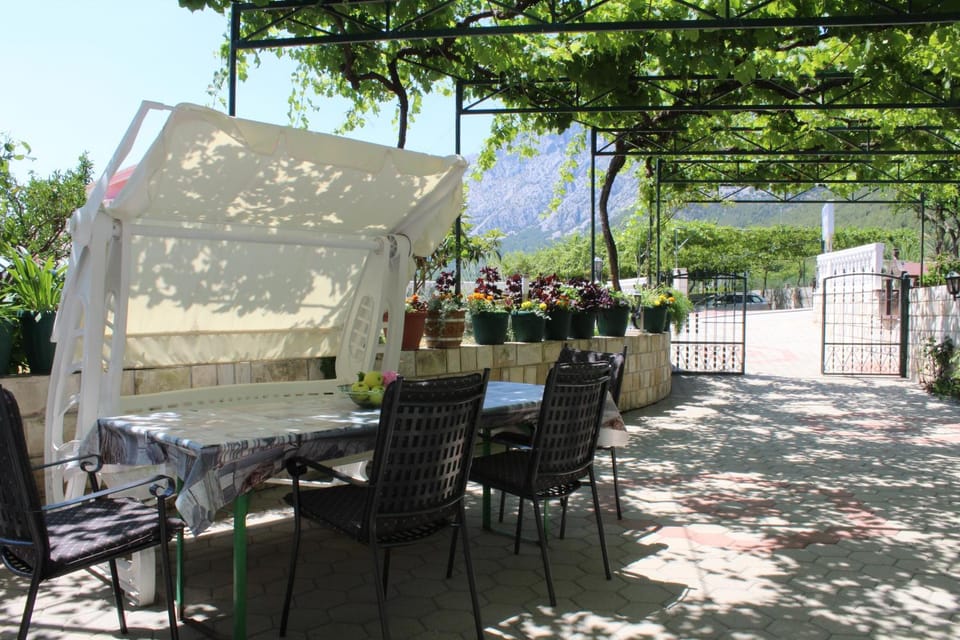 Location, children, Family