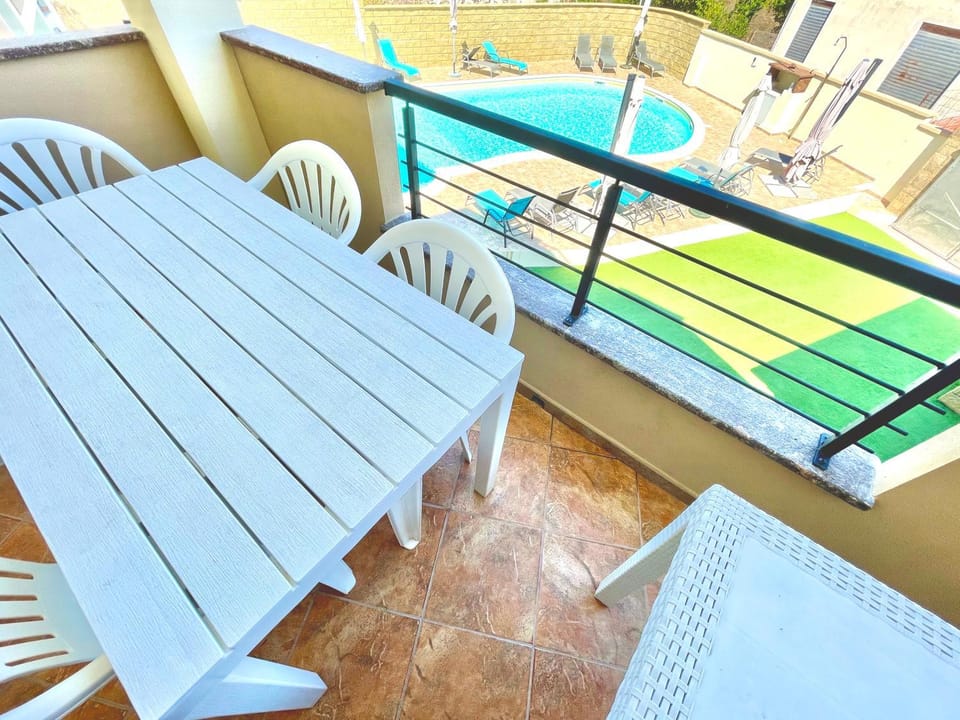 Day, View (from property/room), Balcony/Terrace, Dining area, Pool view