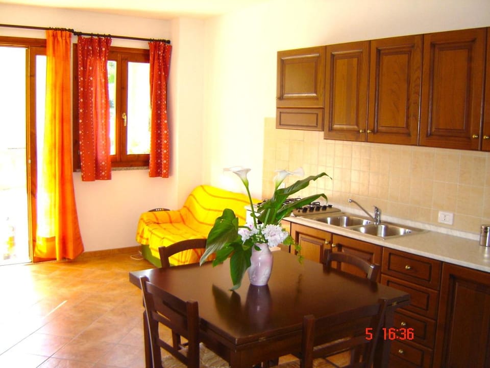 TV and multimedia, Coffee/tea facilities, Kitchen or kitchenette, Living room, Seating area, Dining area