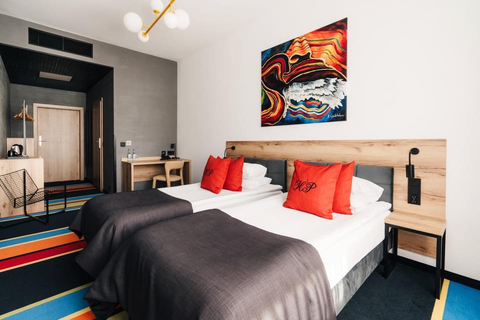 Bed, TV and multimedia, Bedroom