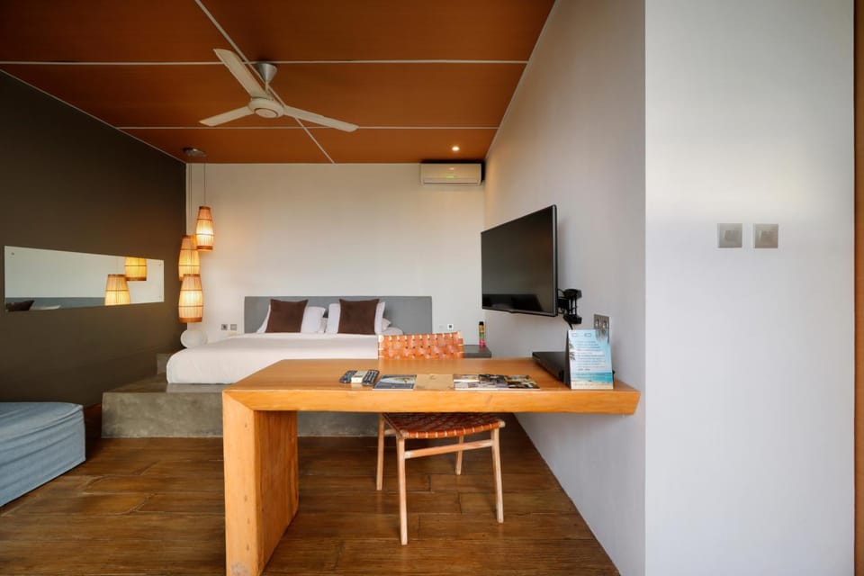Bed, TV and multimedia, Bedroom