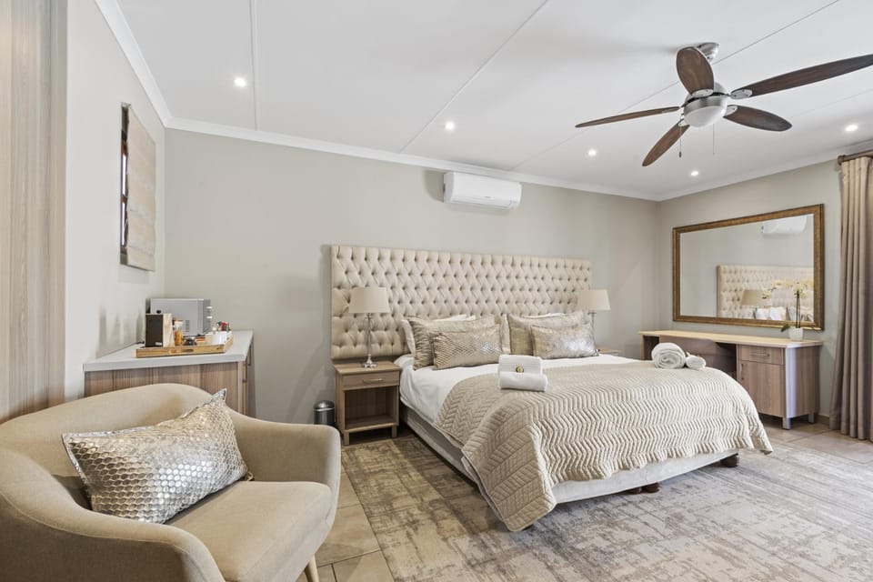 Bed, Photo of the whole room, Seating area, Bedroom