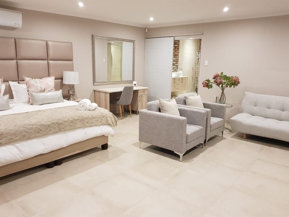 Photo of the whole room, Seating area
