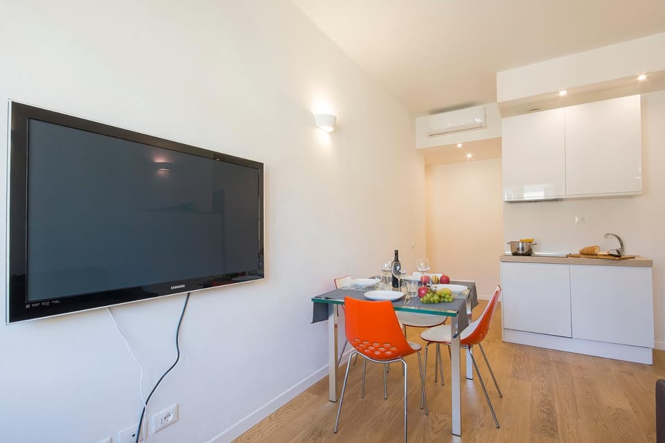 TV and multimedia, Coffee/tea facilities, Kitchen or kitchenette, Living room, Seating area, Dining area