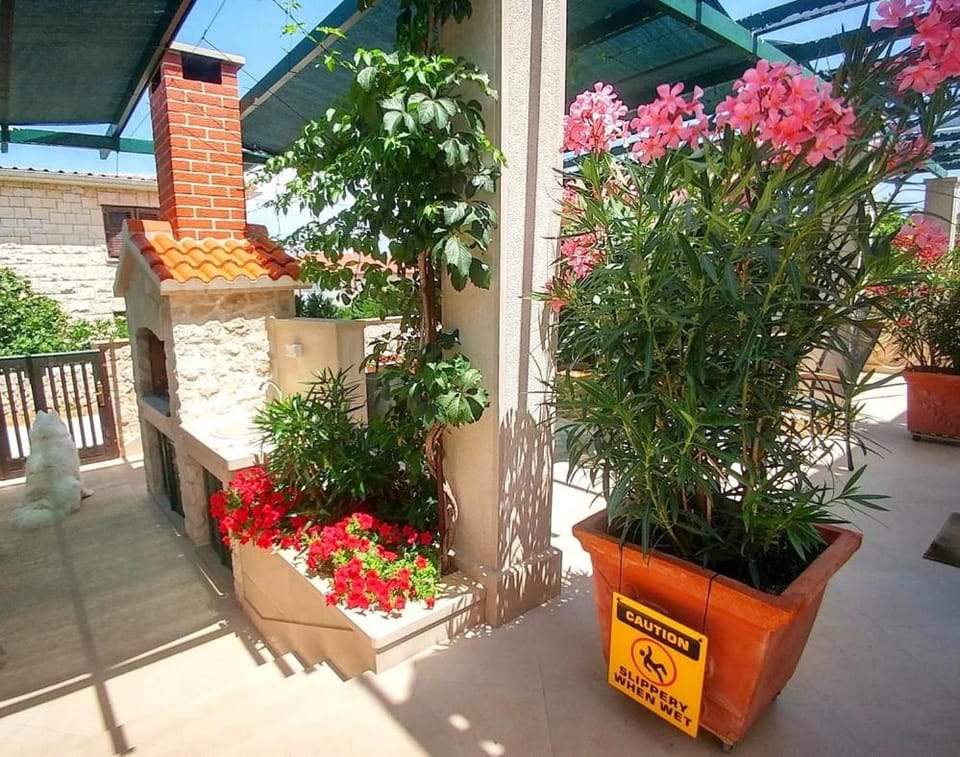 Property building, Patio, Facade/entrance, BBQ facilities, Balcony/Terrace