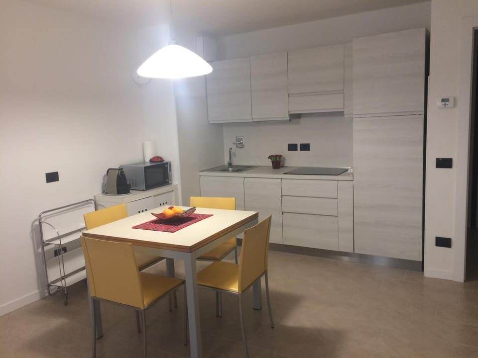 Kitchen or kitchenette, Dining area, minibar, stove