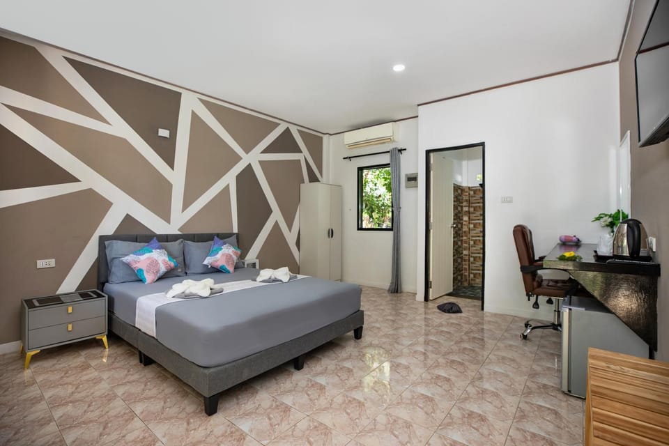 Bed, TV and multimedia, Seating area, Bedroom, wardrobe