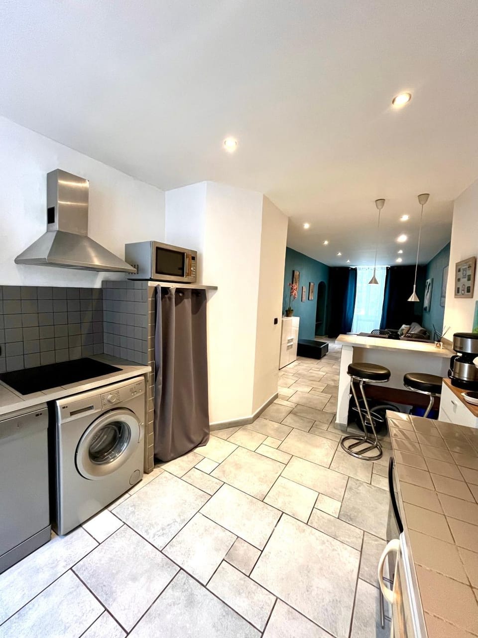 Kitchen or kitchenette, dishwasher, stove, washing machine