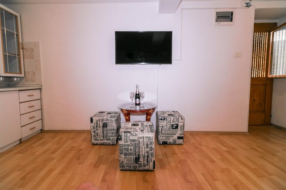 TV and multimedia, Seating area, Dining area