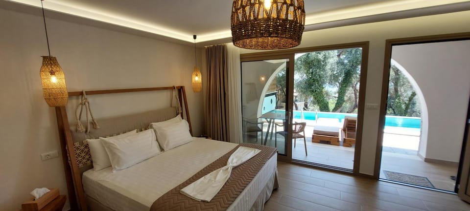 Property building, Bed, Photo of the whole room, Pool view