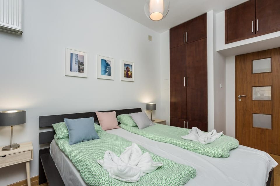 Bed, Bedroom, towels, wardrobe