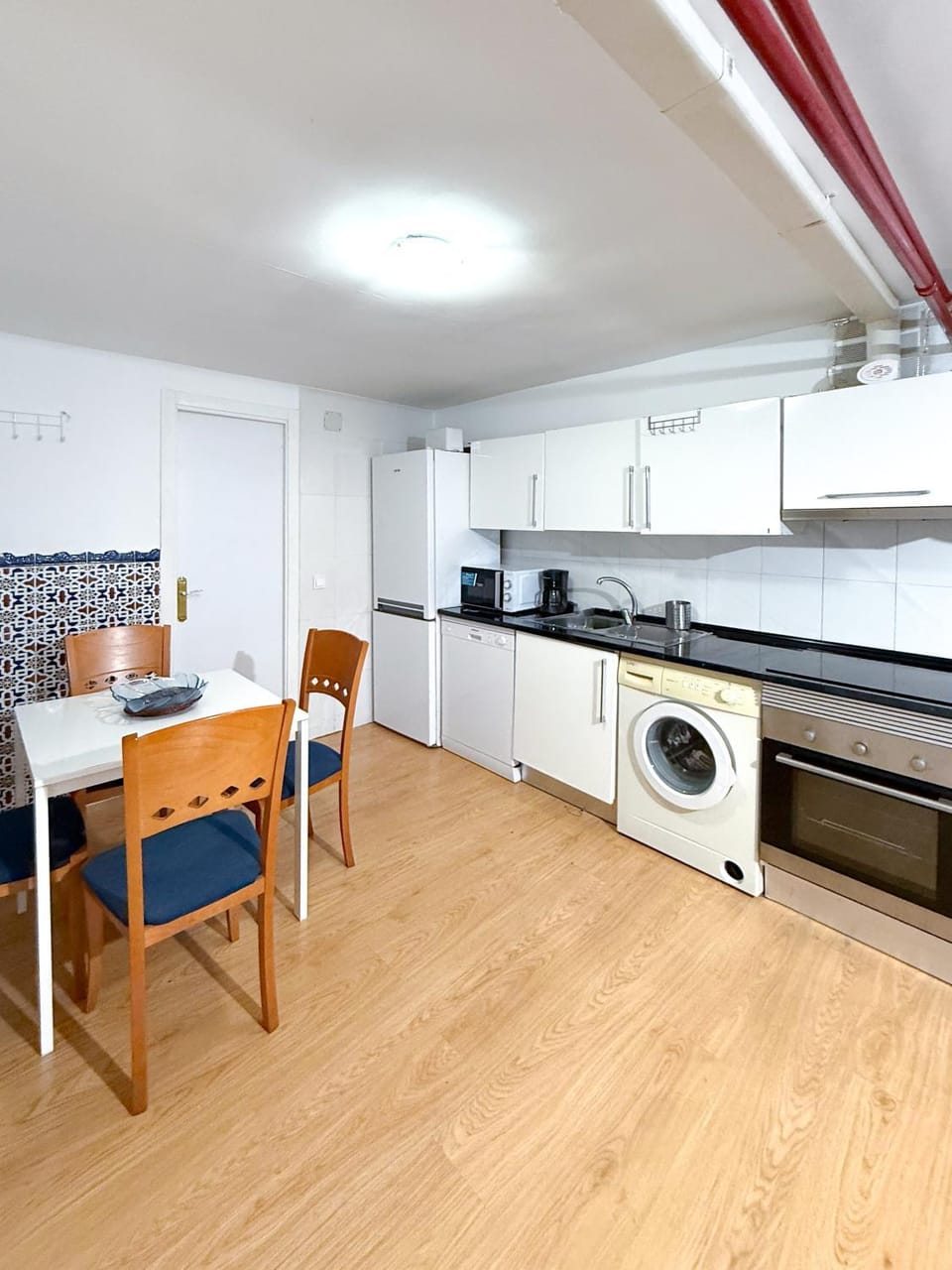 Kitchen or kitchenette, dishwasher, oven, washing machine