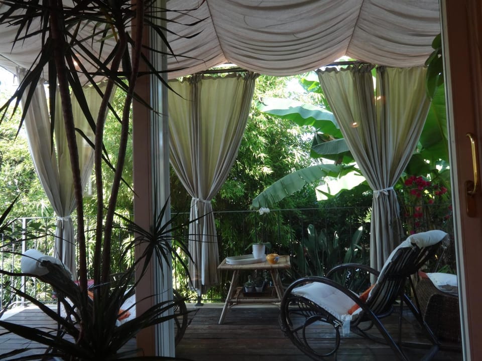 Patio, Living room