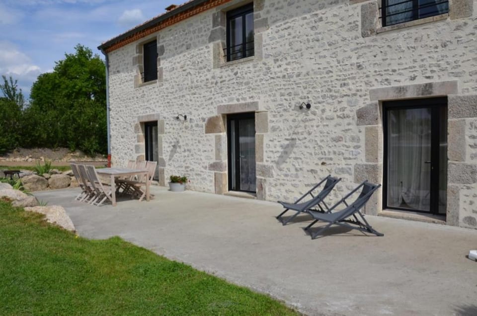 Gîte "La Grange" 5 personnes proche du Puy du Fou avec piscine House in Pays de la Loire