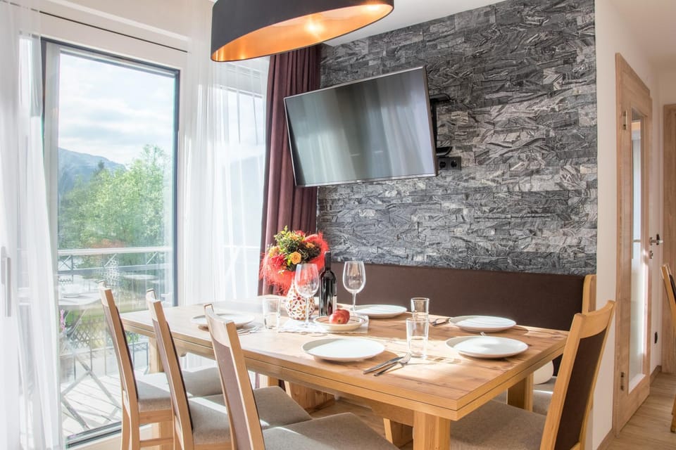 TV and multimedia, Seating area, Dining area