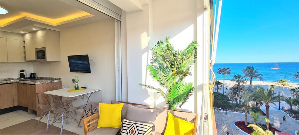 Property building, Balcony/Terrace, Lounge or bar, Photo of the whole room, Sea view, kitchen