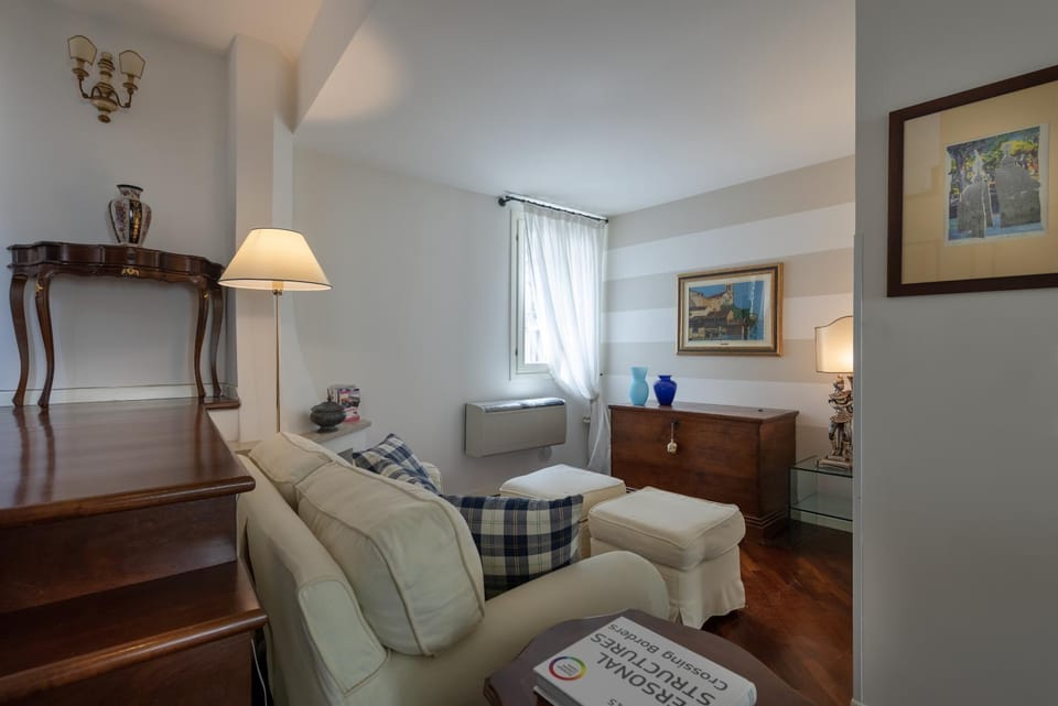 Day, Summer, Living room, Photo of the whole room, Decorative detail, On site