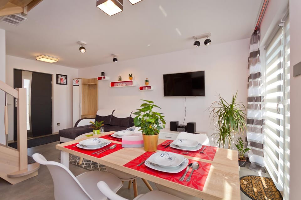 Bed, TV and multimedia, Kitchen or kitchenette, Living room, Food and drinks, Photo of the whole room, Decorative detail, Seating area, Dining area, Food, Area and facilities, Drinks