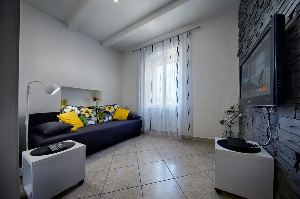 Bed, TV and multimedia, Living room, Seating area