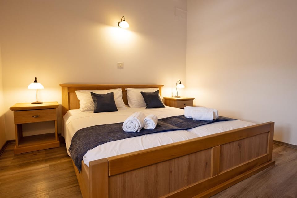 Bed, Photo of the whole room, Bedroom, heating, towels