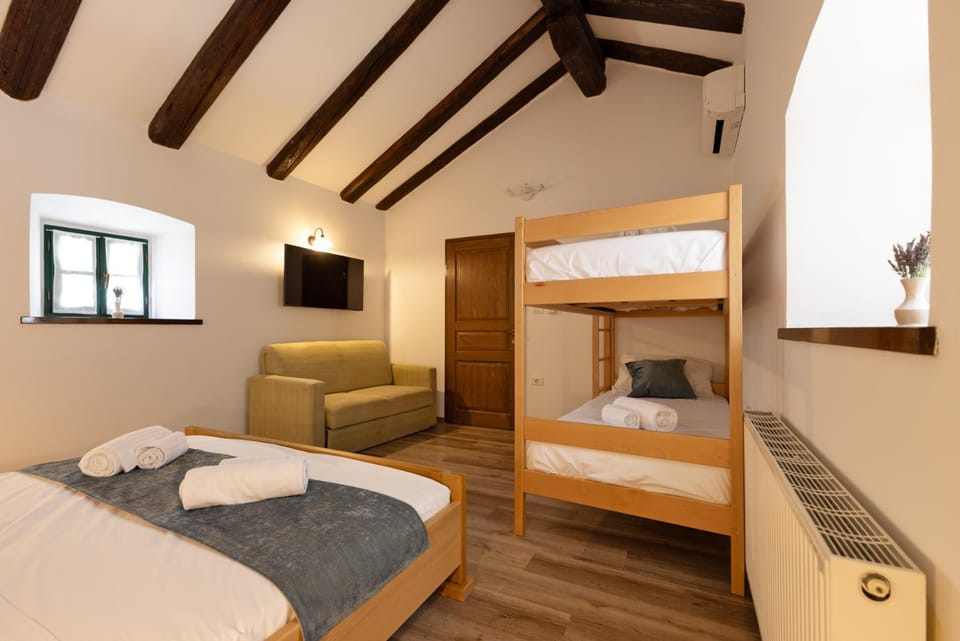 Bed, TV and multimedia, Photo of the whole room, Bedroom, bunk bed, heating, internet, towels