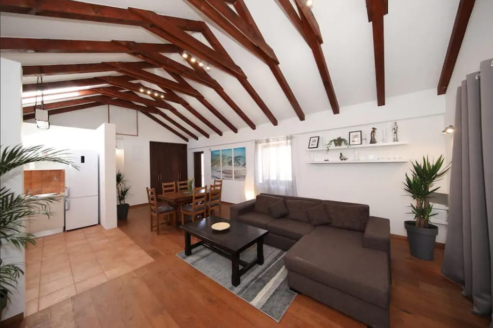Communal lounge/ TV room, TV and multimedia, Kitchen or kitchenette, Living room, Seating area, Dining area