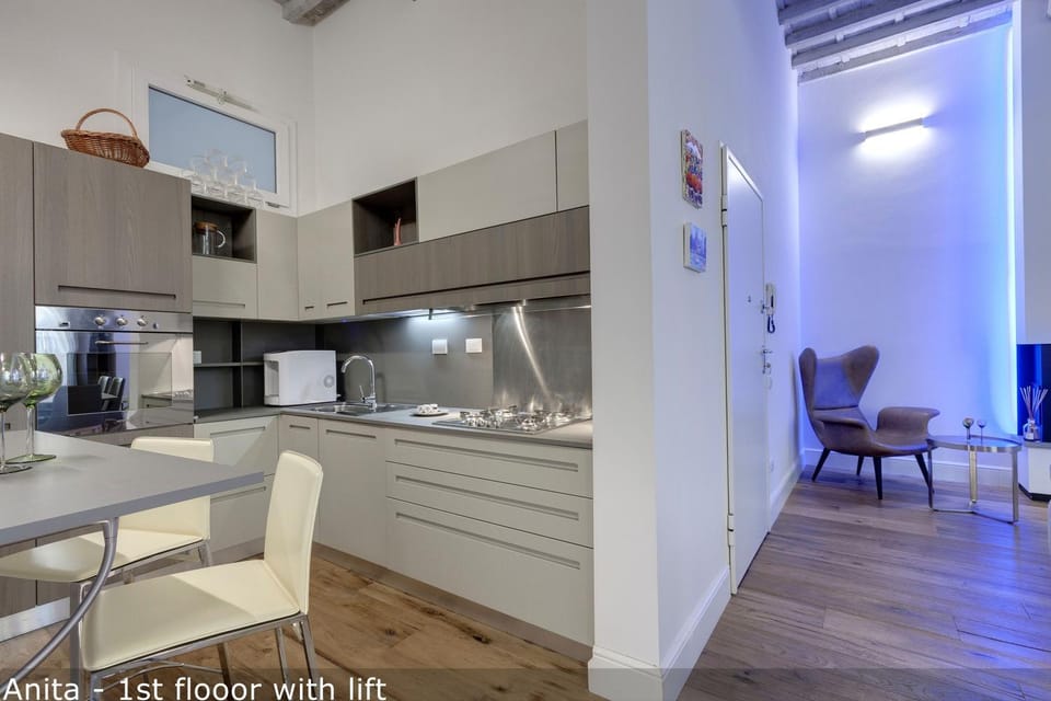 Kitchen or kitchenette, Dining area