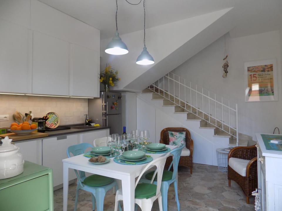 Kitchen or kitchenette, Dining area