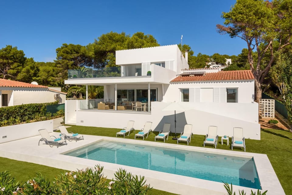 Patio, BBQ facilities, BBQ facilities, Balcony/Terrace, Balcony/Terrace, Dining area, Beach, Garden view, Pool view, Sea view, Swimming pool