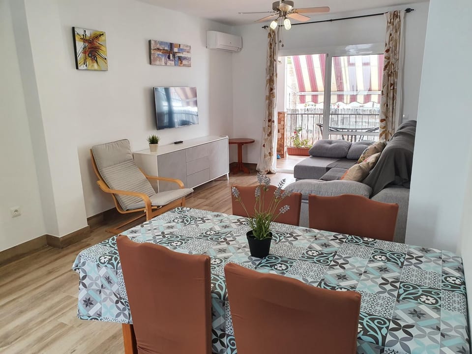 TV and multimedia, Living room, Seating area, Dining area