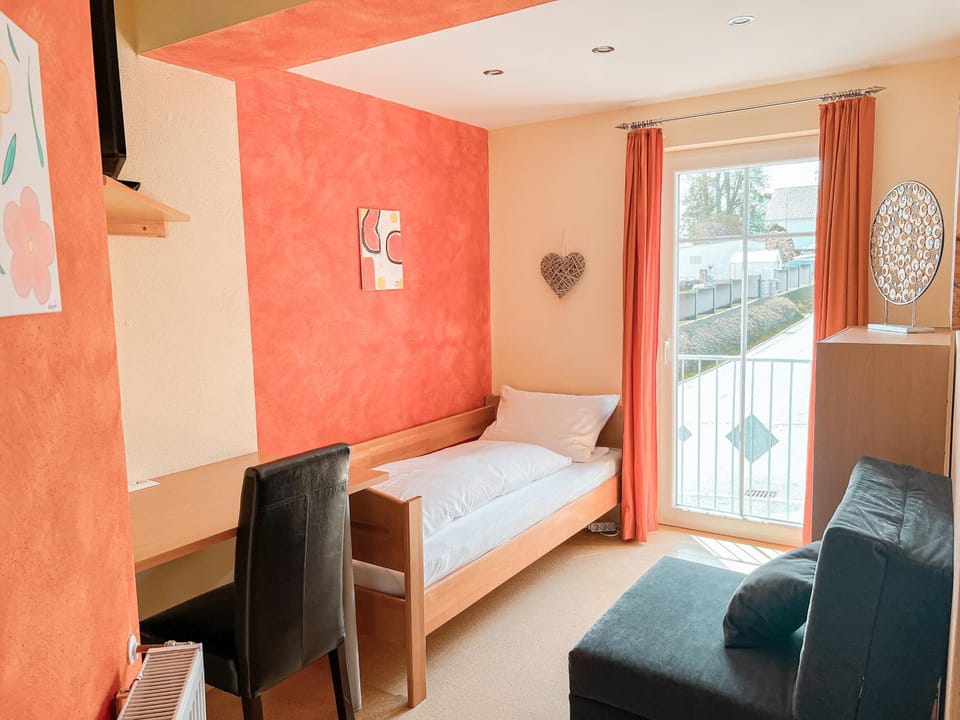 Bed, Living room, Photo of the whole room, Seating area, Bedroom