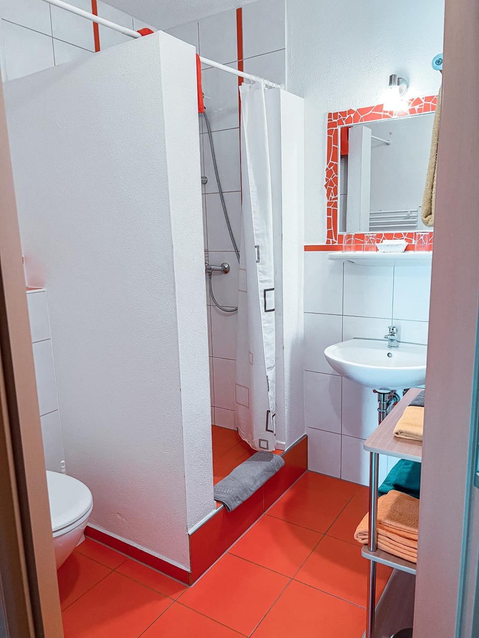 Shower, Toilet, Bathroom, towels