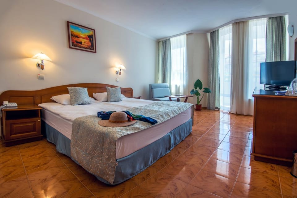 TV and multimedia, Bedroom, City view