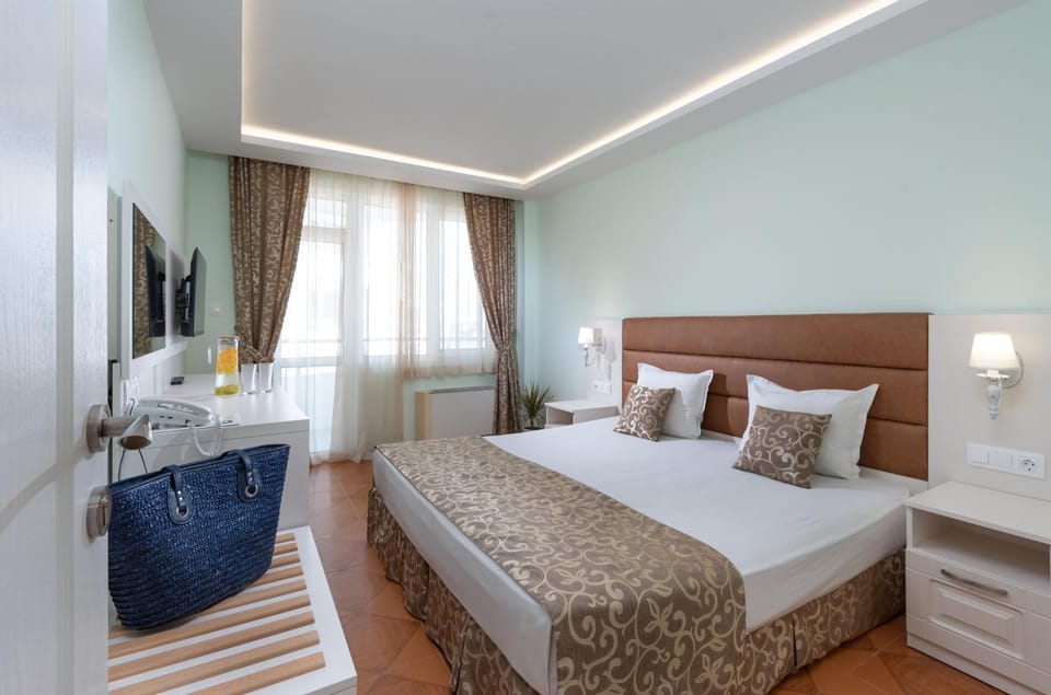 Bedroom, City view, Family