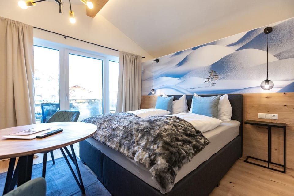 Bed, Balcony/Terrace, Balcony/Terrace, Photo of the whole room, Seating area, Dining area, Bedroom, Family