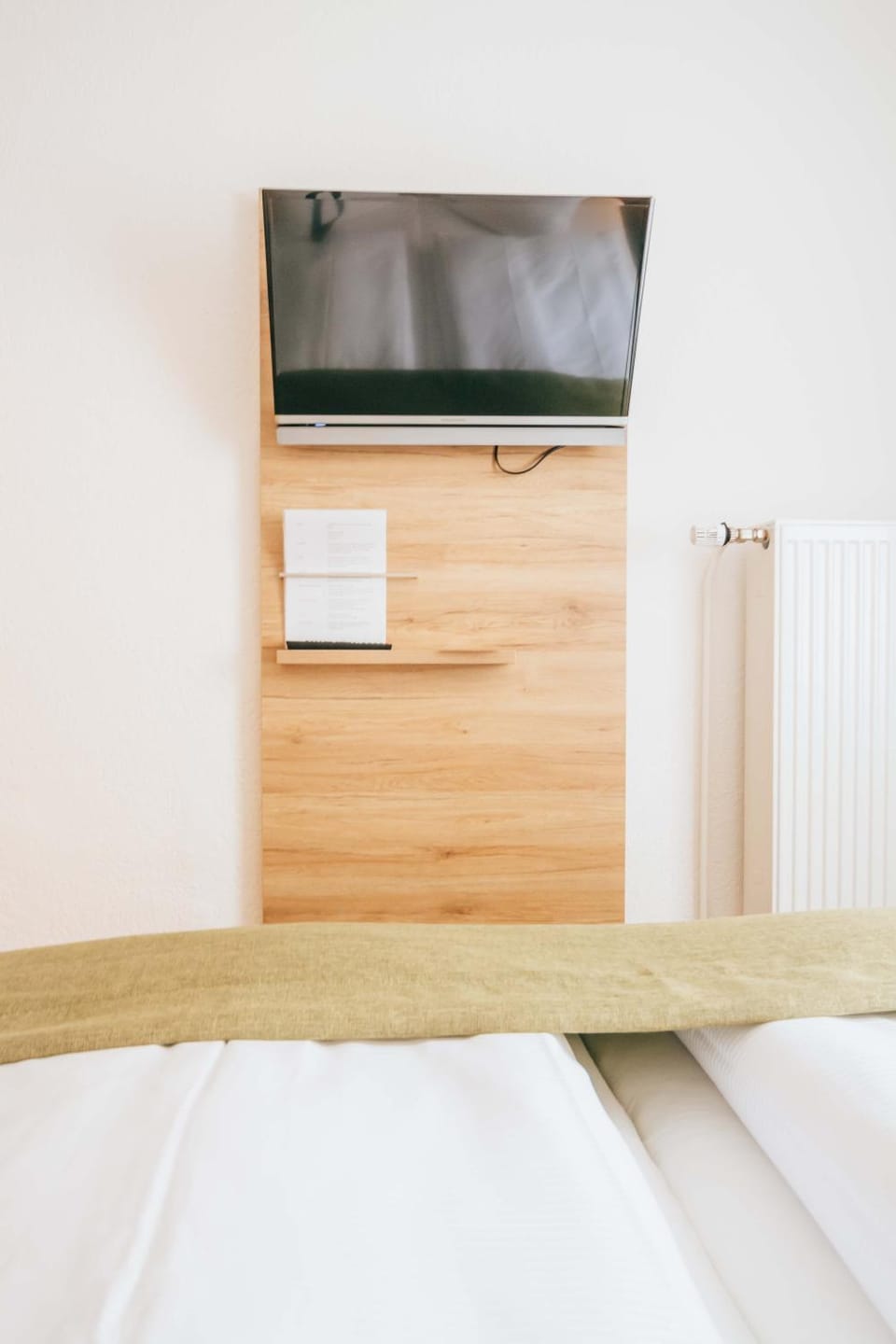 Bed, TV and multimedia, Photo of the whole room